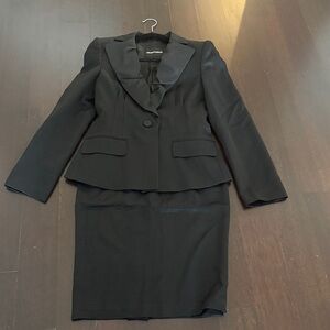 Emporio Armani Women's Textured Black Blazer & Pencil skirt.
Vintages